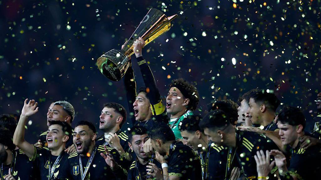 Jugadores de la selección mexicana celebrando la victoria de la Copa de Oro 2025