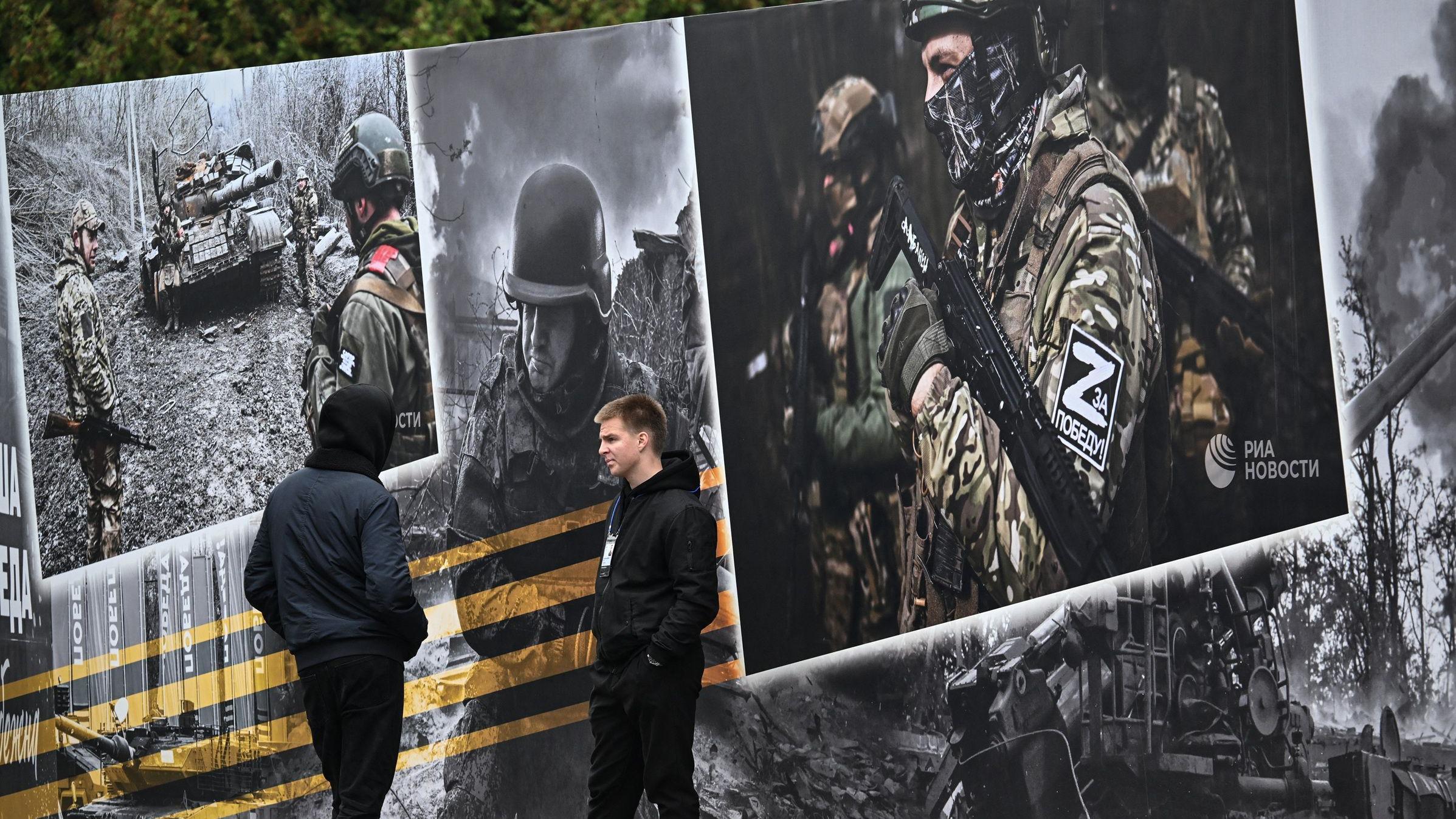 أشخاص يزورون معرضاً للمعدات العسكرية التي استولت عليها القوات الروسية في أوكرانيا في مجمع النصب التذكاري للحرب العالمية الثانية في تل بوكلونايا، في موسكو في 22 أكتوبر/تشرين الأول 2025. 