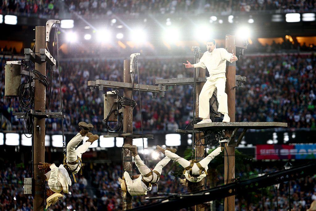 باد باني يتسلق عامود إنارة في السوبر بول