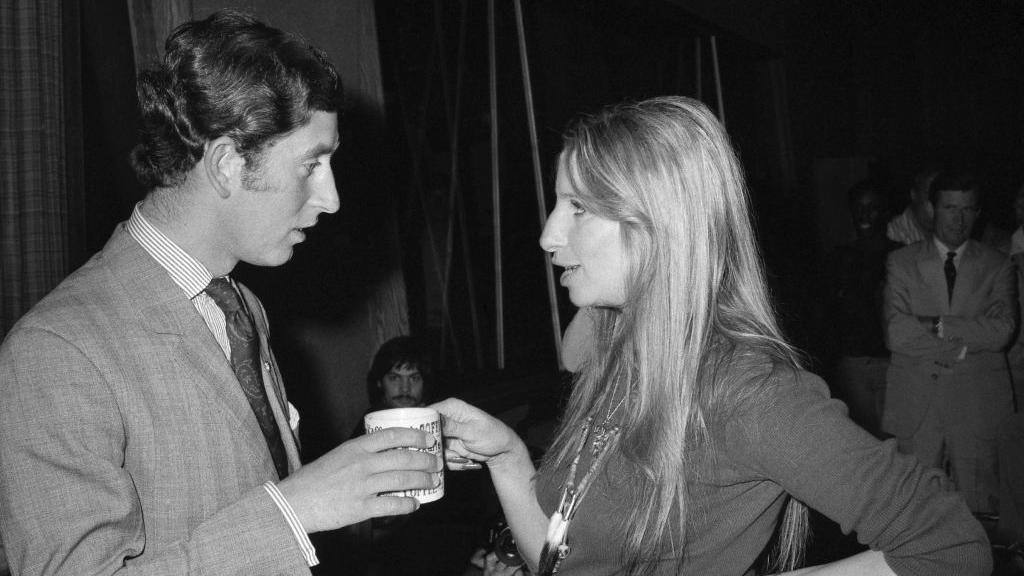 Crno-bela fotografija princa Čarlsa i pevačice i glumice Barbare Strejsend, Prince Charles and singer Barbara Streisand