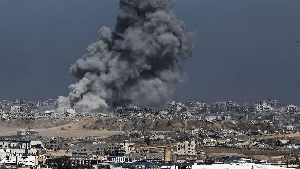Una columna de humo se levanta entre los escombros de Gaza tras otro ataque israelí.