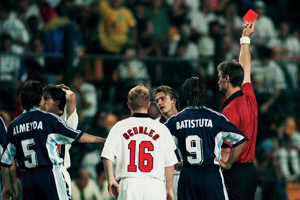 O ingl&ecirc;s David Beckham recebe o cart&atilde;o vermelho e &eacute; expulso pelo &aacute;rbitro Kim Milton Nielsen durante a partida das oitavas de final da Copa do Mundo da FIFA de 1998 entre Argentina e Inglaterra, no est&aacute;dio Geoffroy-Guichard, em 30 de junho de 1998, em Saint-&Eacute;tienne, Fran&ccedil;a