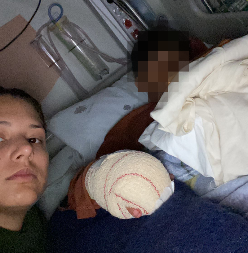 Nívia ao lado do filho no hospital, após a cirurgia
