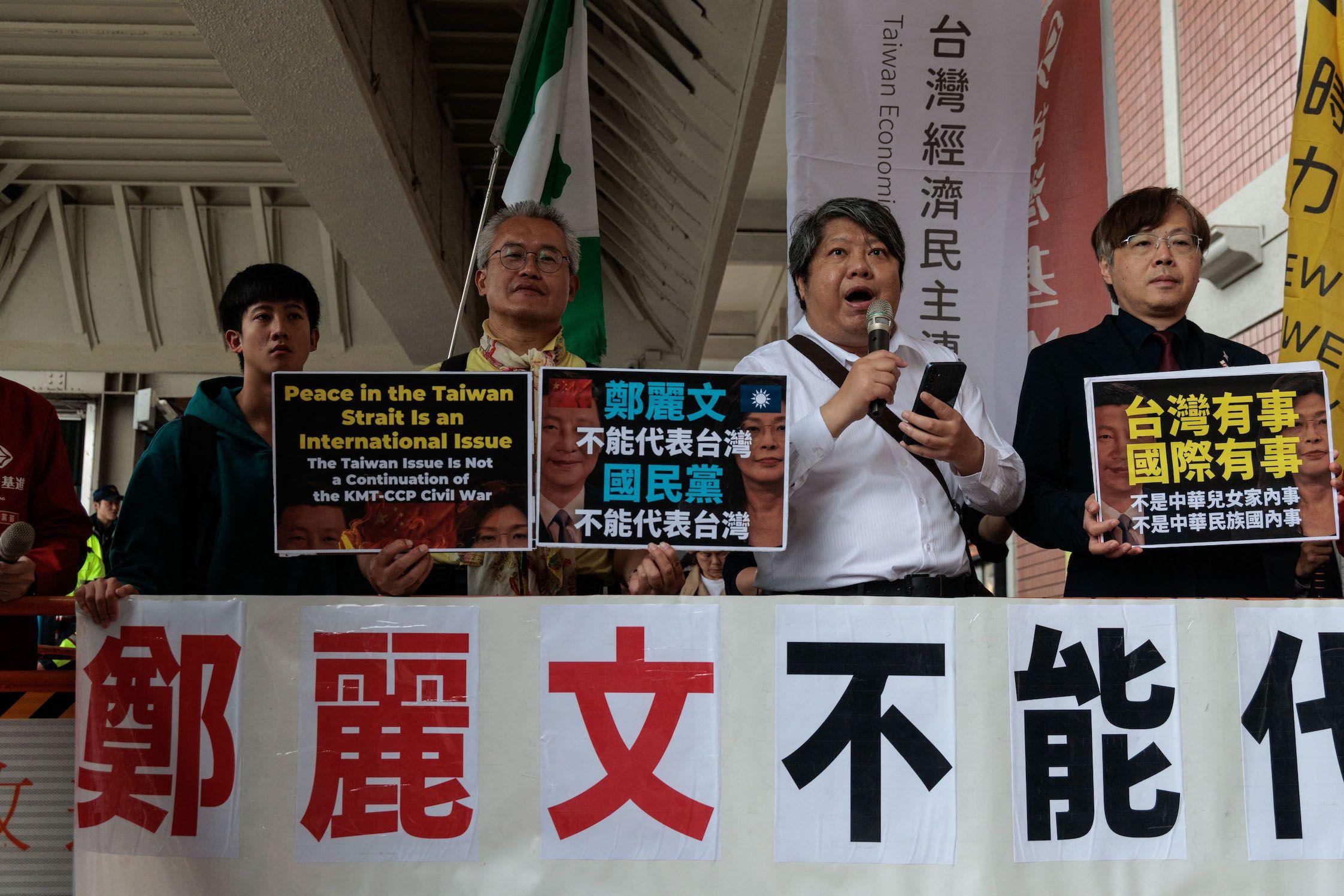 鄭麗文啟程前，有團體到台北松山機場抗議