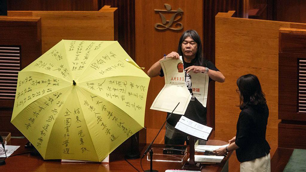2016年10月12日，香港立法會議員、社會民主連線主席梁國雄在宣誓儀式上，他攜帶黃色雨傘，撕毀了代表香港「831」選舉改革方案的道具，其後被裁定就職宣誓無效，喪失議員資格。