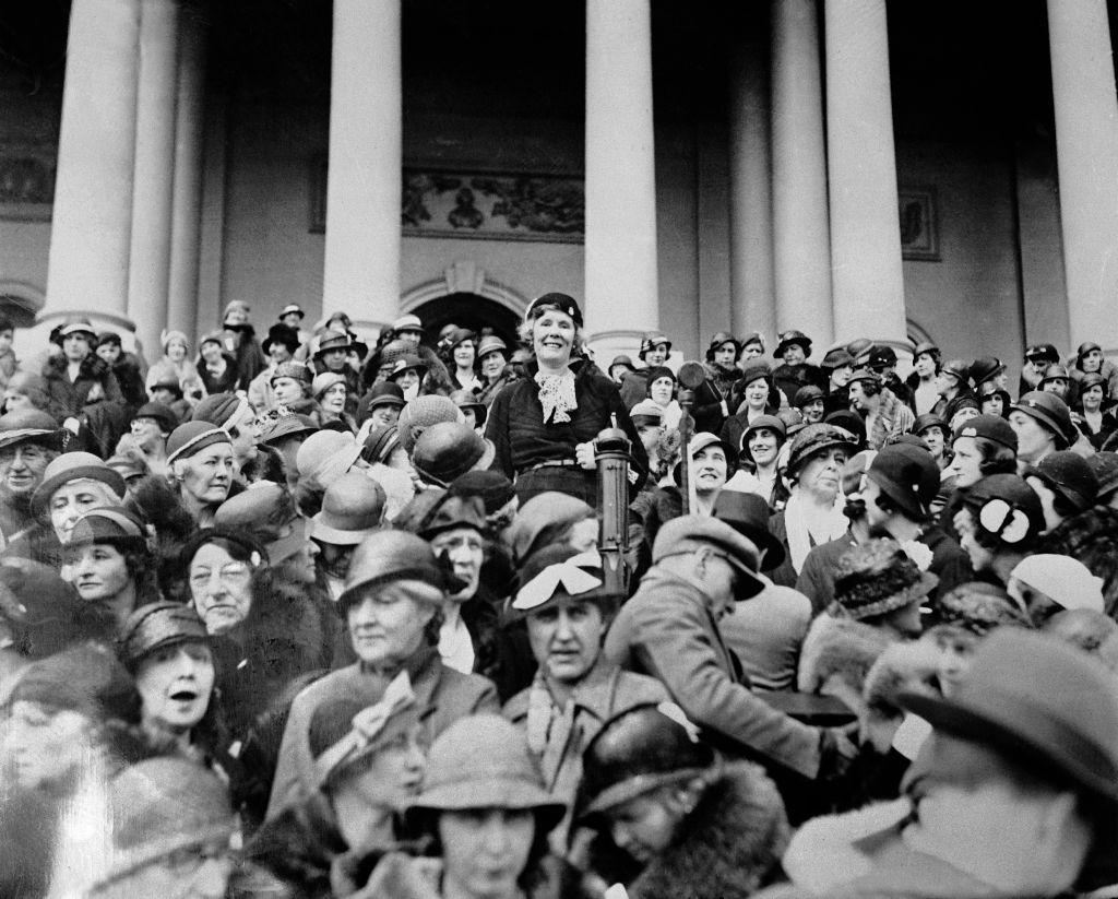 Pauline Sabin está en medio de una multitud de mujeres en el capitolio de EEUUI, protestando contra la prohibición.