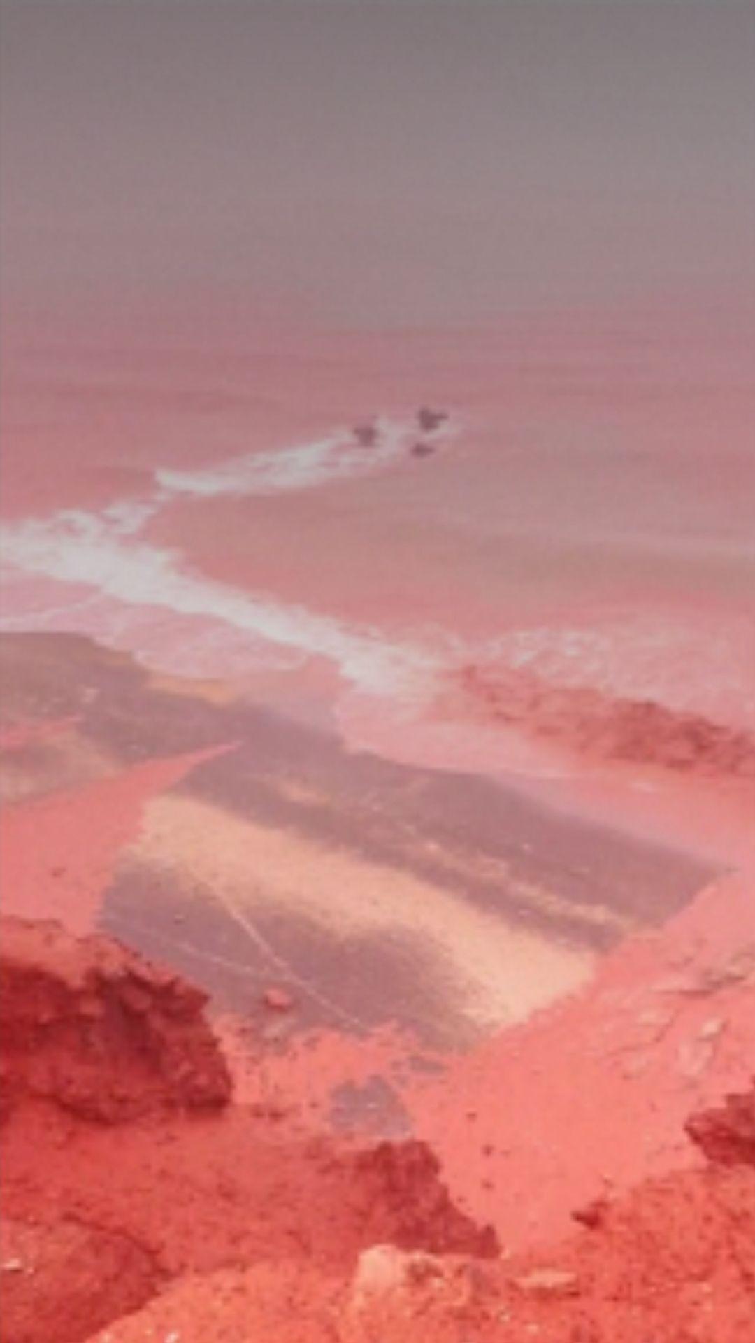 ما سر الشاطئ الإيراني ذي اللون الأحمر؟ 