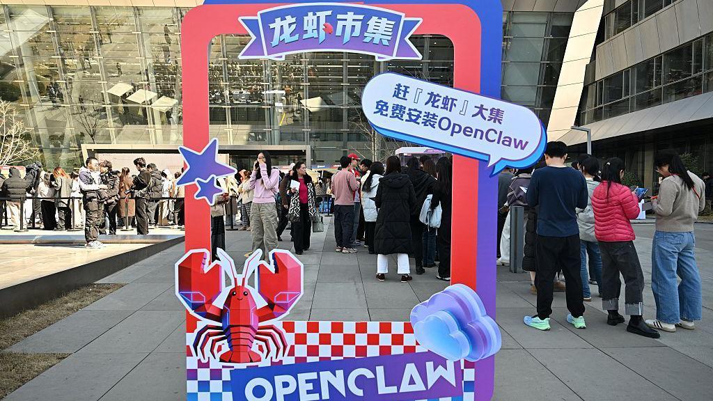 2026年3月11日，在北京百度總部，人們排隊等待安裝開源人工智能助理OpenClaw。 