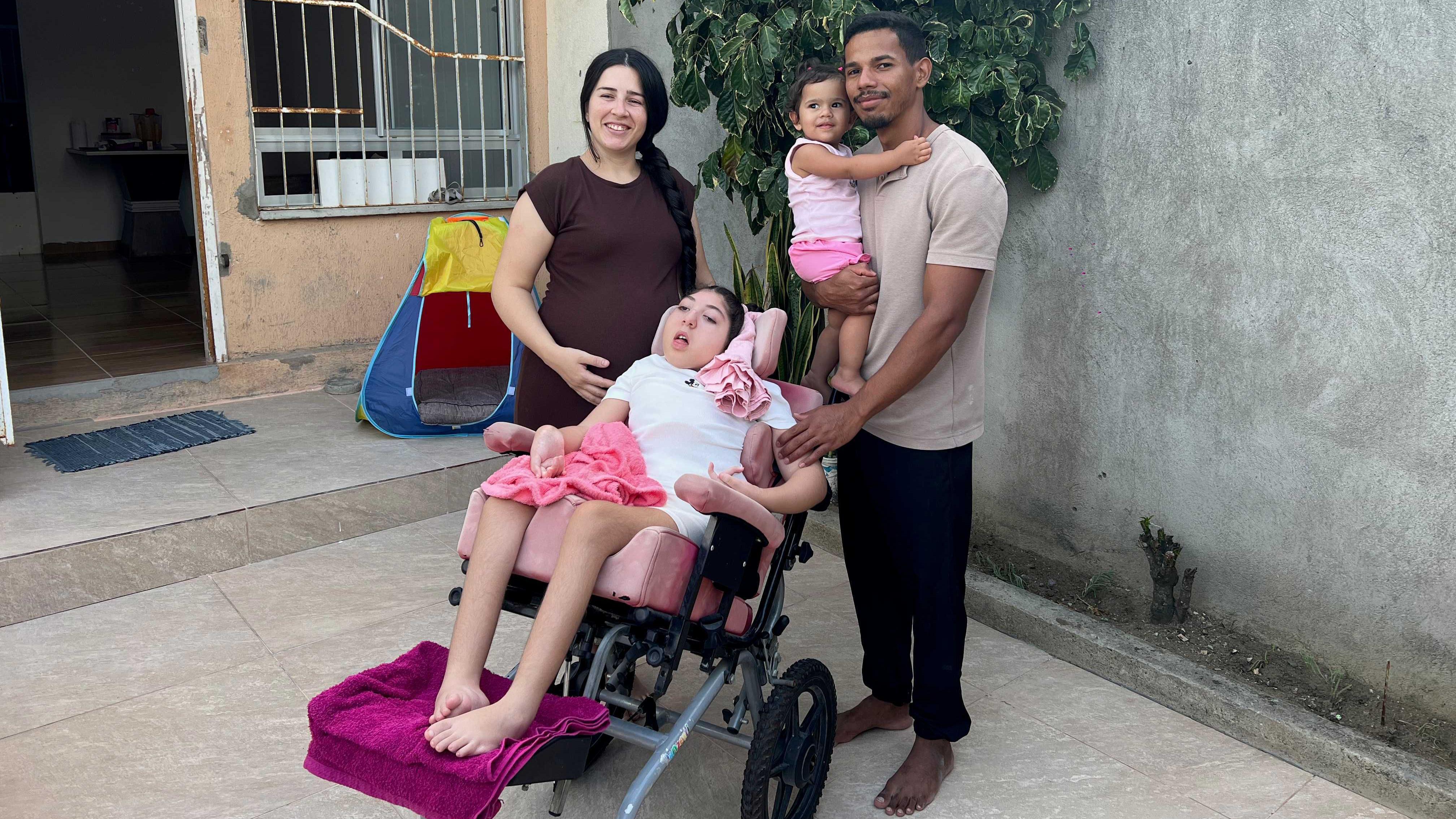 Vitor e Ianka posam para a foto com a filha Sophia, que est&aacute; em uma cadeira de rodas, e Ester, que est&aacute; no colo de Vitor