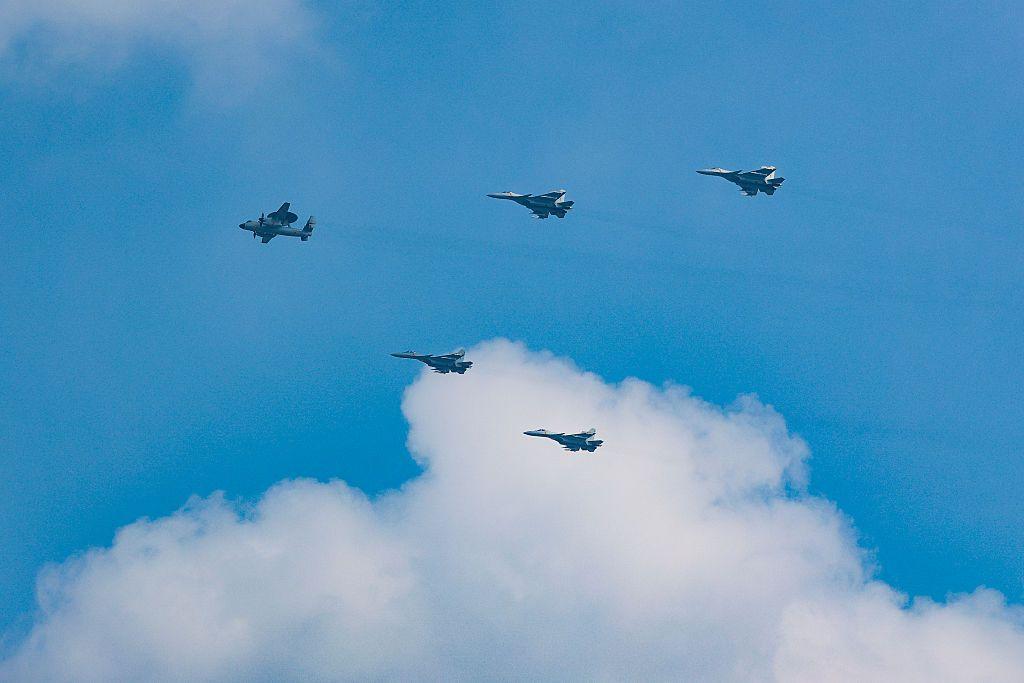 中國人民解放軍空軍戰機列隊飛行。