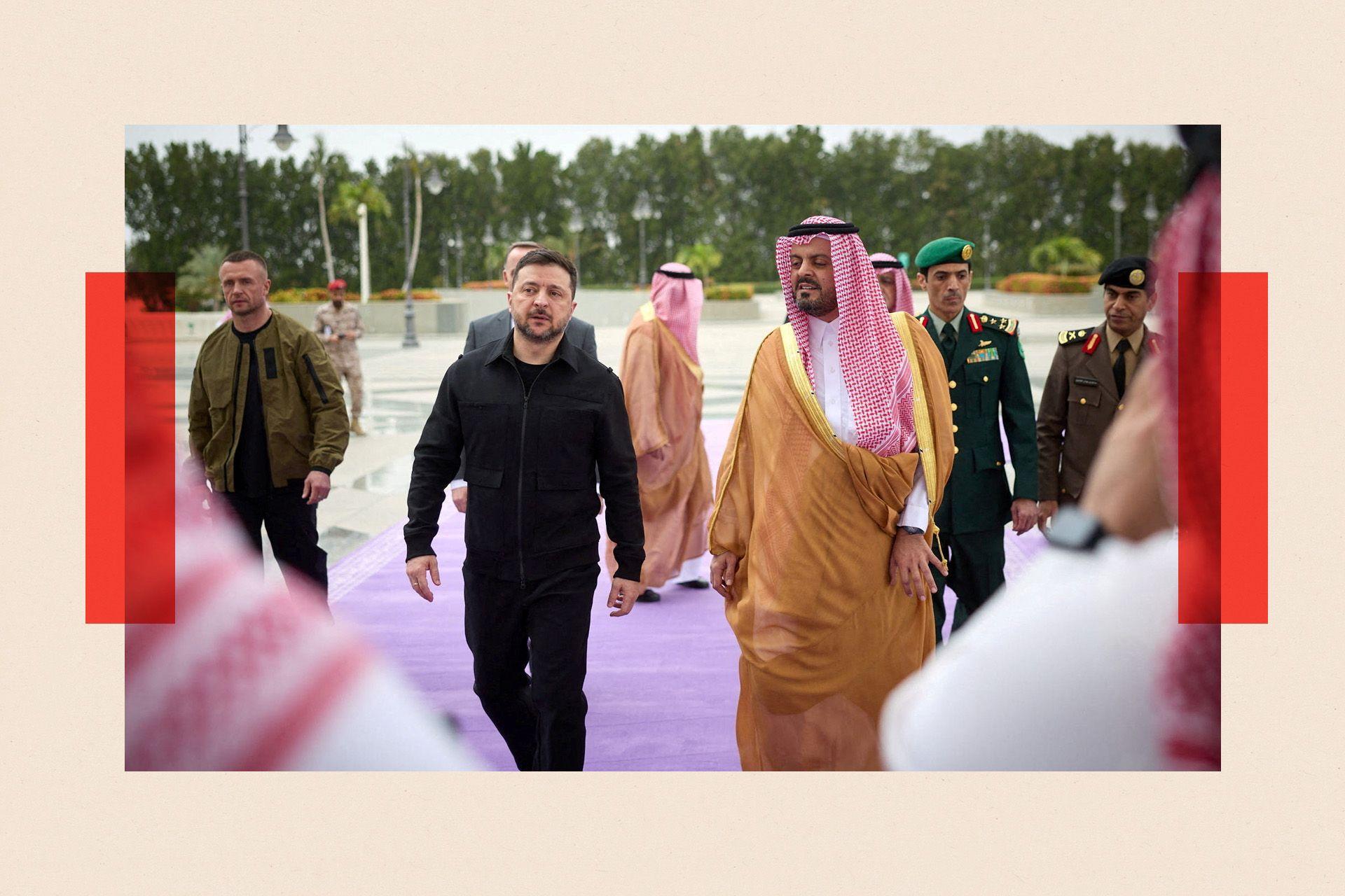 Zelensky se reúne con el vicegobernador de la región de La Meca, el príncipe Saud bin Mishaal bin Abdulaziz, durante su visita a Arabia Saudita.