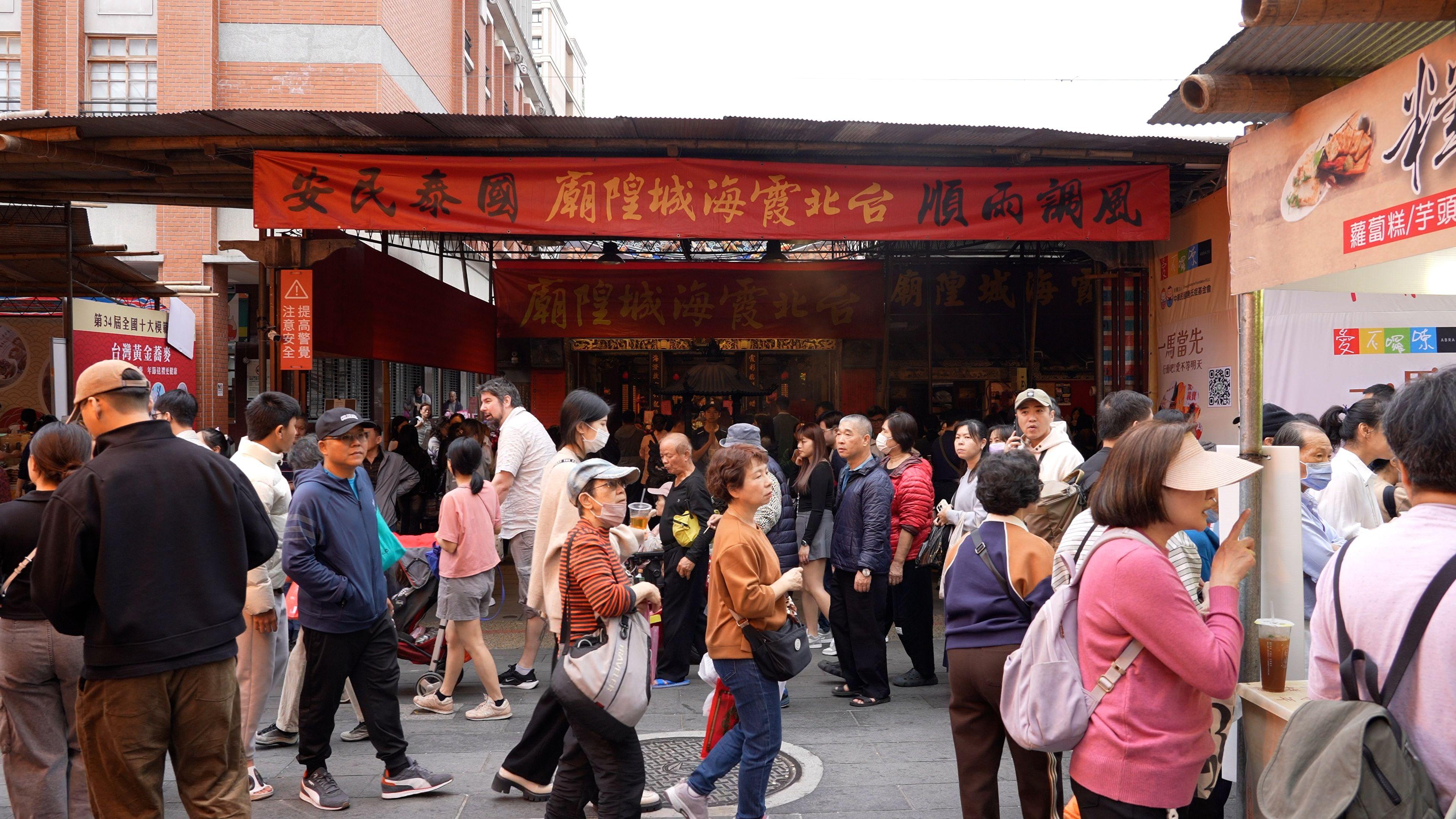 全台各地都有因能「拜月老」而聞名的廟宇，像是台北龍山寺、霞海城隍廟與台中樂成宮等。