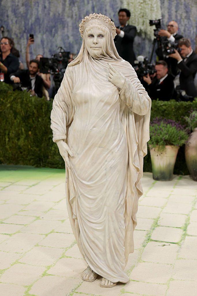 Hajdi Klum se pojavila odevena kao mermerna statua, sa velom preko lica