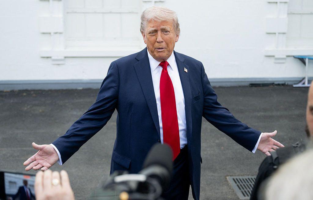 Donald Trump, con los brazos abiertos frente a las cámaras.