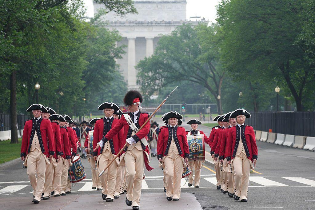 Cuerpo de pífanos y tambores de la Vieja Guardia del Ejército de EE. UU., parte del 3.er Regimiento de Infantería de EE. UU., también conocido como La Vieja Guardia, vestidos con uniformes de la Guerra de la Independencia marchando en el desfile militar.