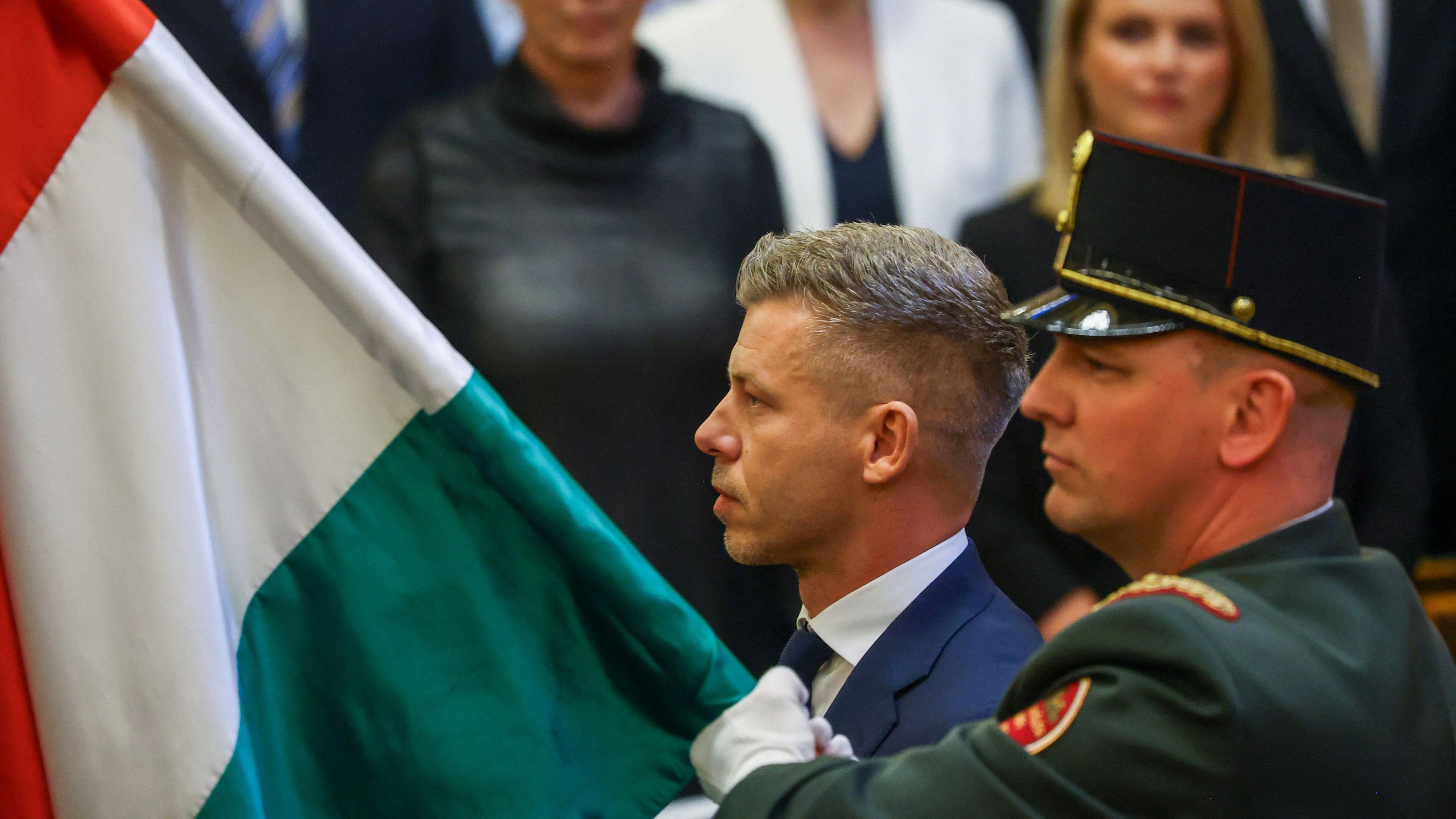 Hungarys new PM sworn in during regime change party