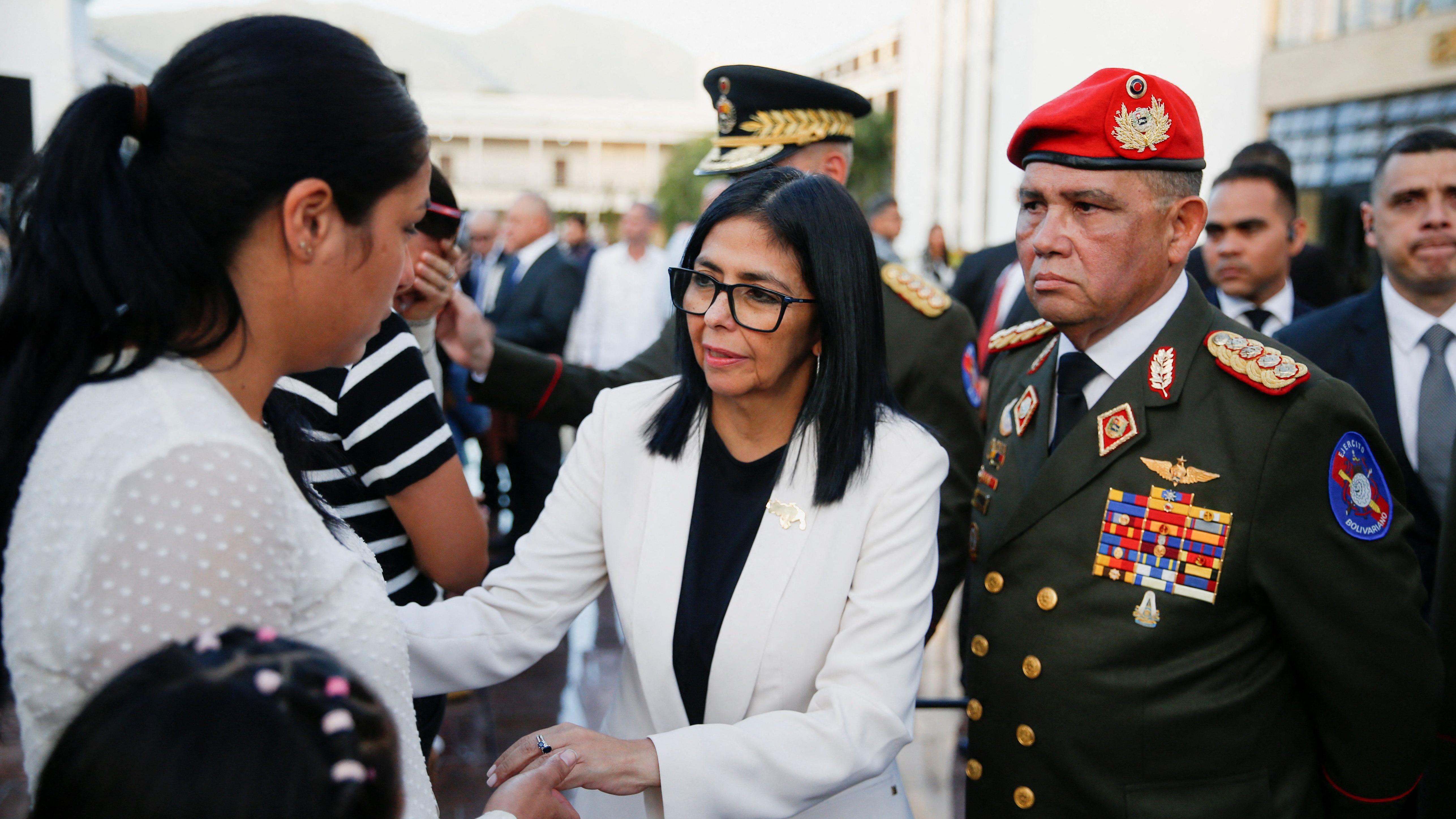 Delcy Rodríguez junto a Gustavo González López.