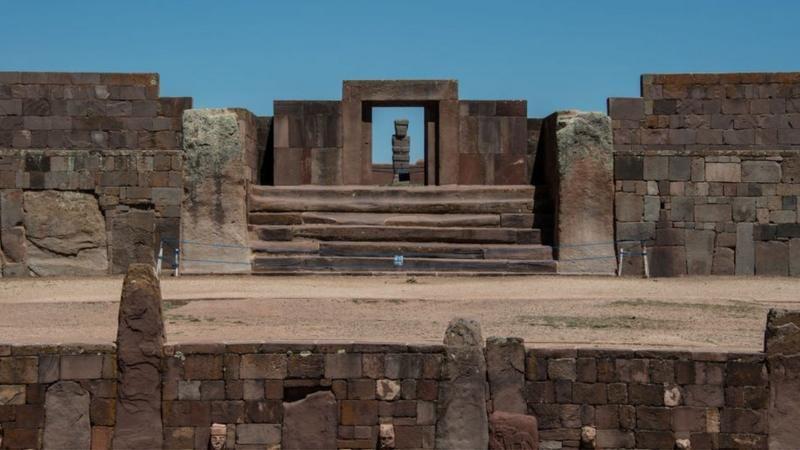 El "Monolito Ponce" está ubicado en el Templo de Kalasasaya, parte del sitio arqueológico de Tiwanaku a unos 71 km al este de La Paz.
