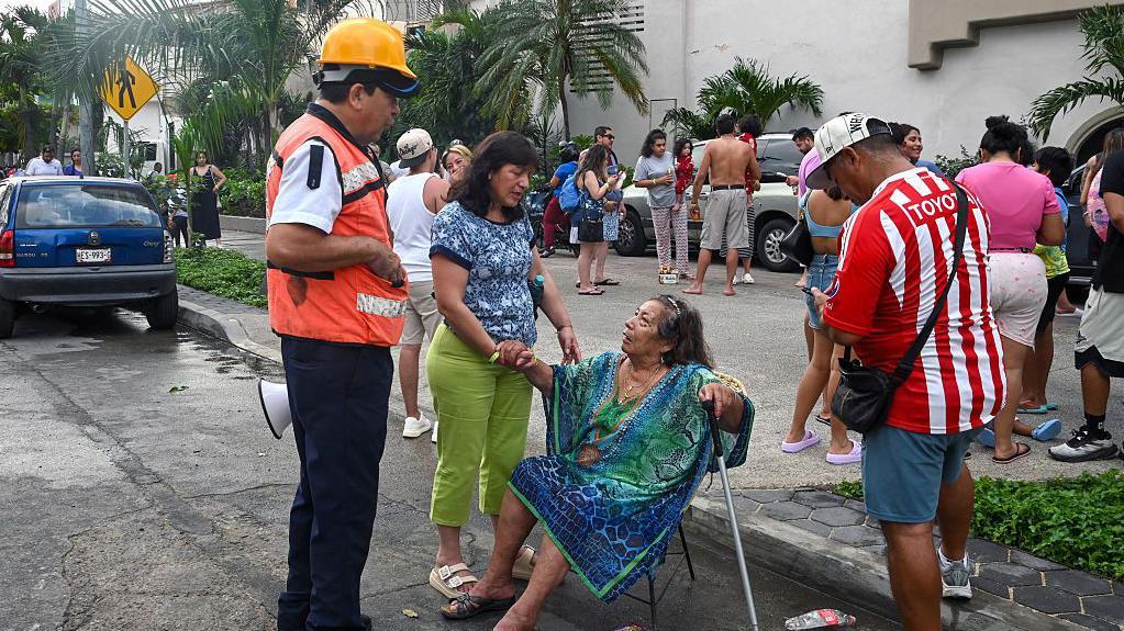 Turistas en Acapulco abandonaron los lugares en los que se hospedaban tras el temblor.