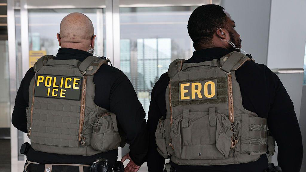 US immigration officers to be equipped with gloves that deliver electric shocks