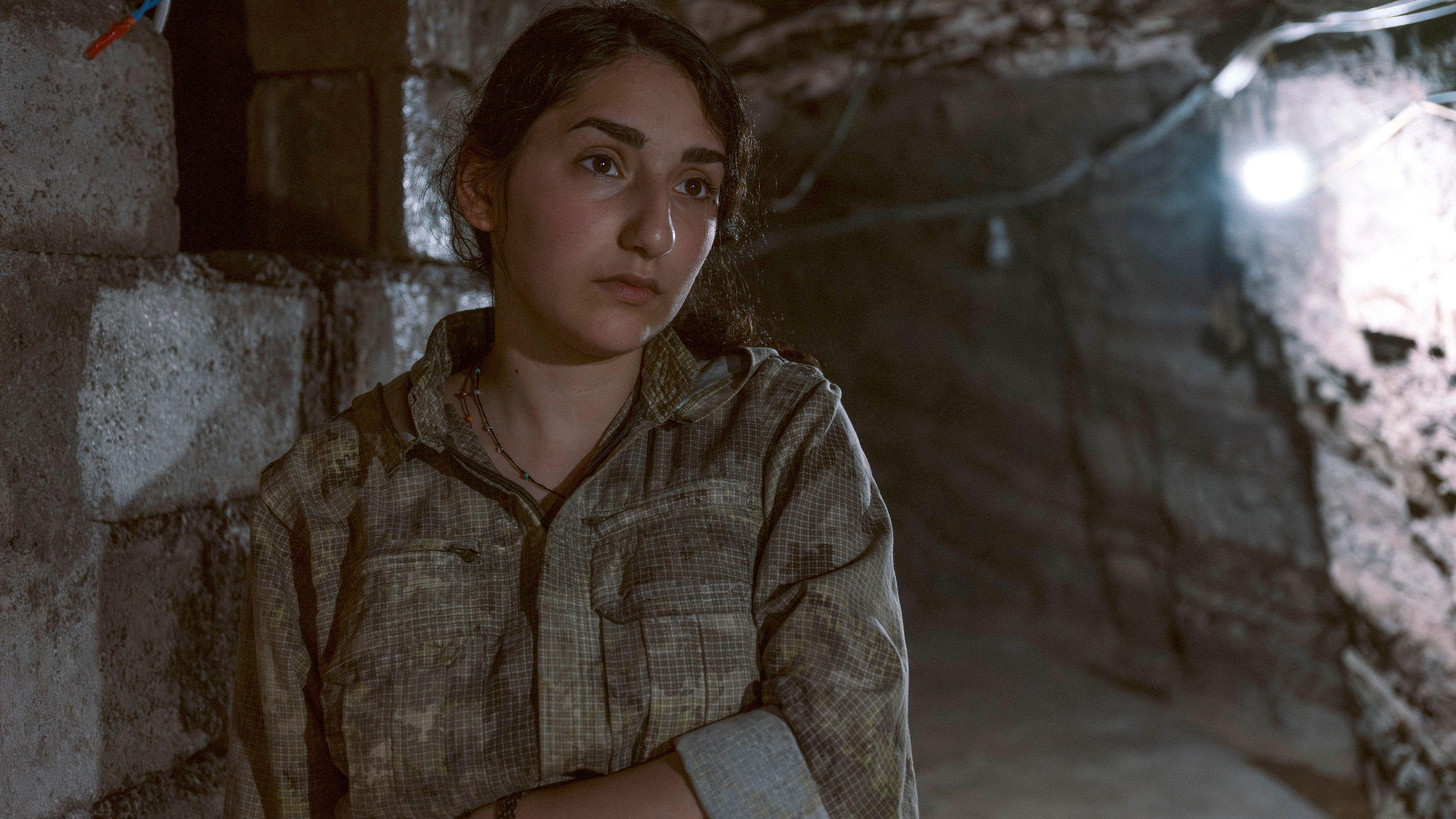 خاص بي بي سي: داخل كهف مع مقاتلات كرديات يتحضّرن للحرب