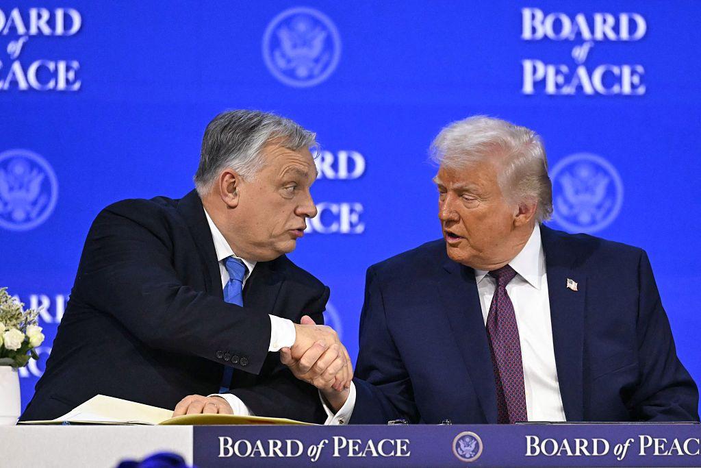 Viktor Orbán la estrecha la mano a Trump durante la firma de la llamada Junta de la Paz para Gaza.