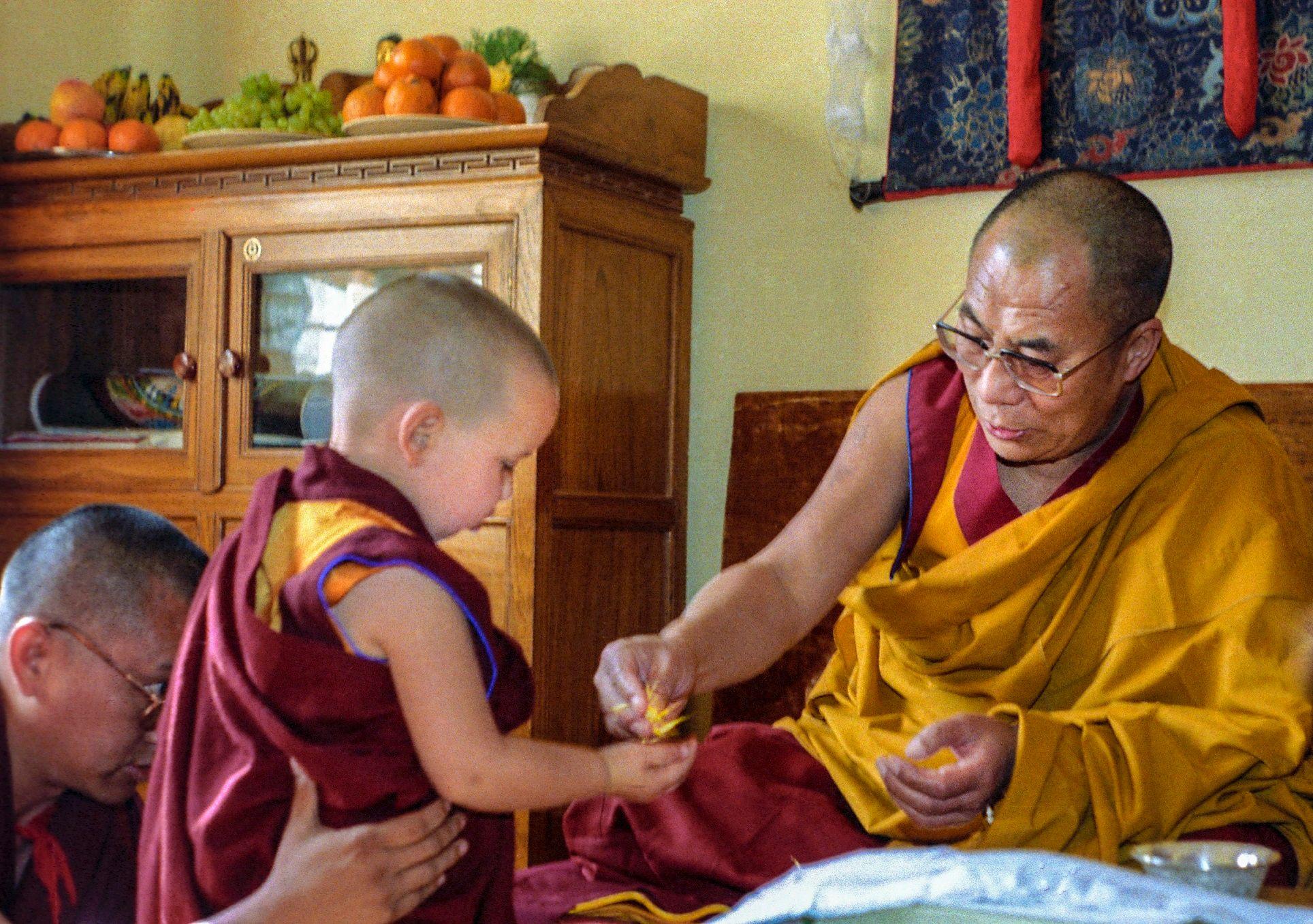 Osel Torres em encontro com o Dalai Lama em Nova Déli, Índia, em 1986. À esq. o Lama Zopa Rinpoche ft). Photo: Max Redlich. Courtesy Lama Yeshe Wisdom Archive