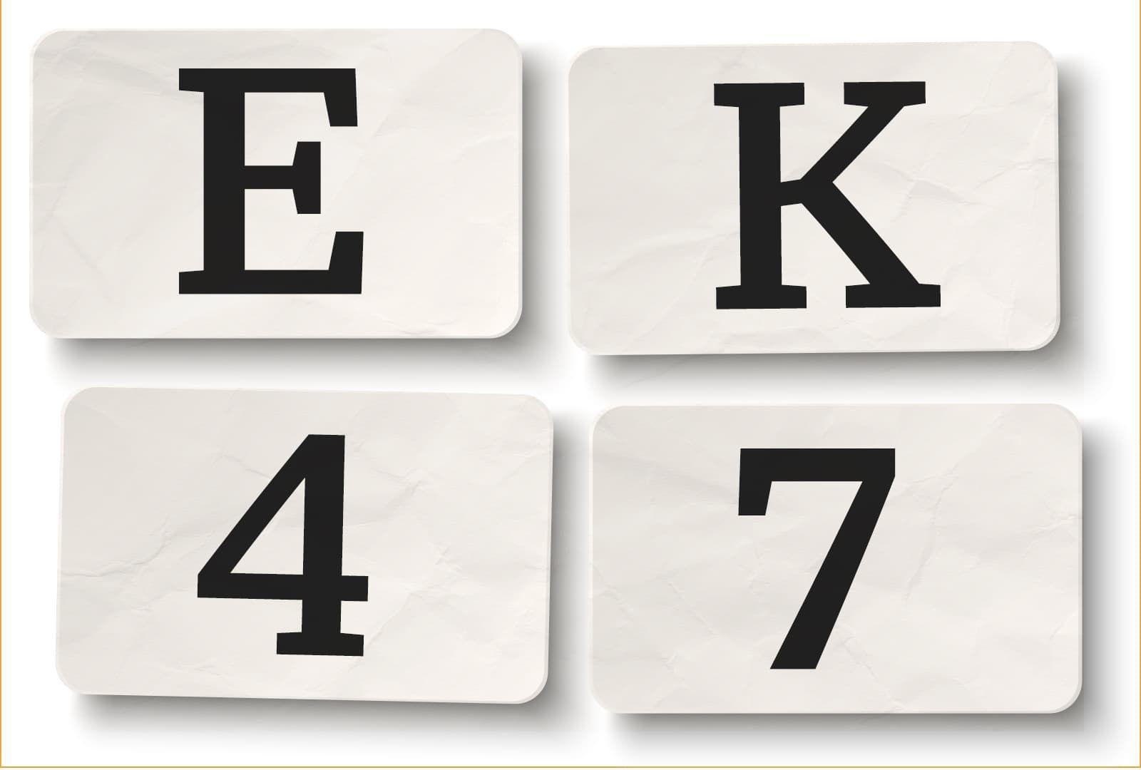 Tarjetas blancas con letras E y K y números 4 y 7