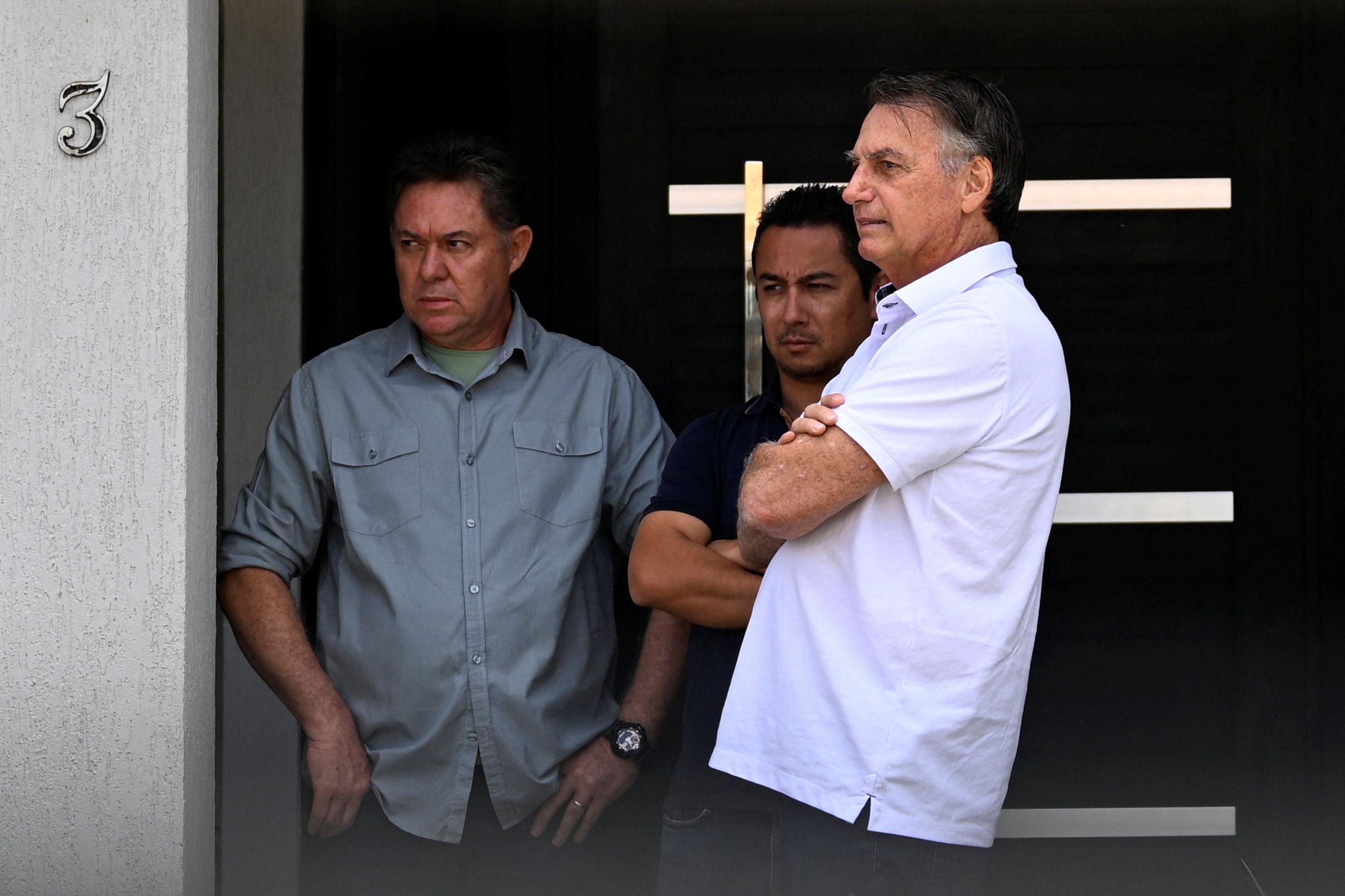 Bolsonaro de bra&ccedil;os cruzados &eacute; visto dentro de casa