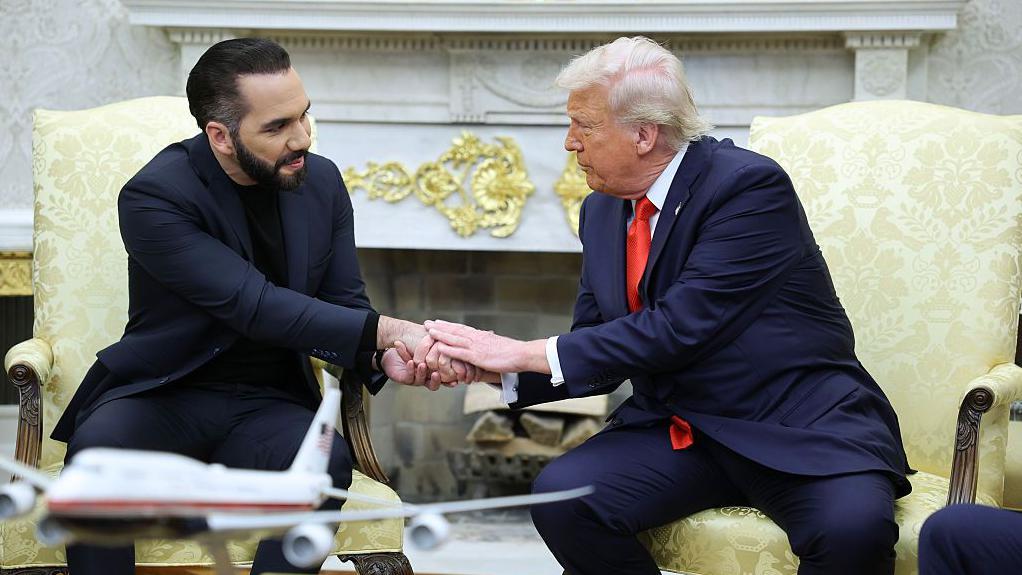 El presidente de Estados Unidos, Donald Trump, estrecha la mano de su homólogo salvadoreño, Nayib Bukele, durante la visita de este a la Casa Blanca, en Washington, Estados Unidos, el 15 de marzo de 2025. (Foto: Win McNamee/Getty Images)