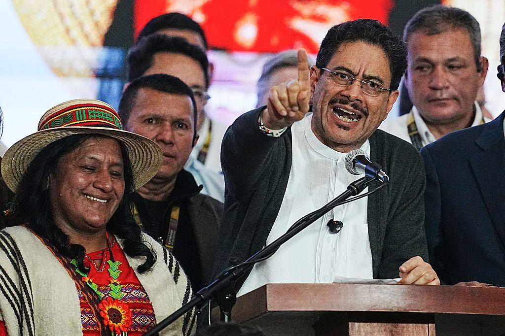 Iván Cepeda habla rodeado de seguidores tras la primera vuelta electoral del 31 de mayo en Colombia.