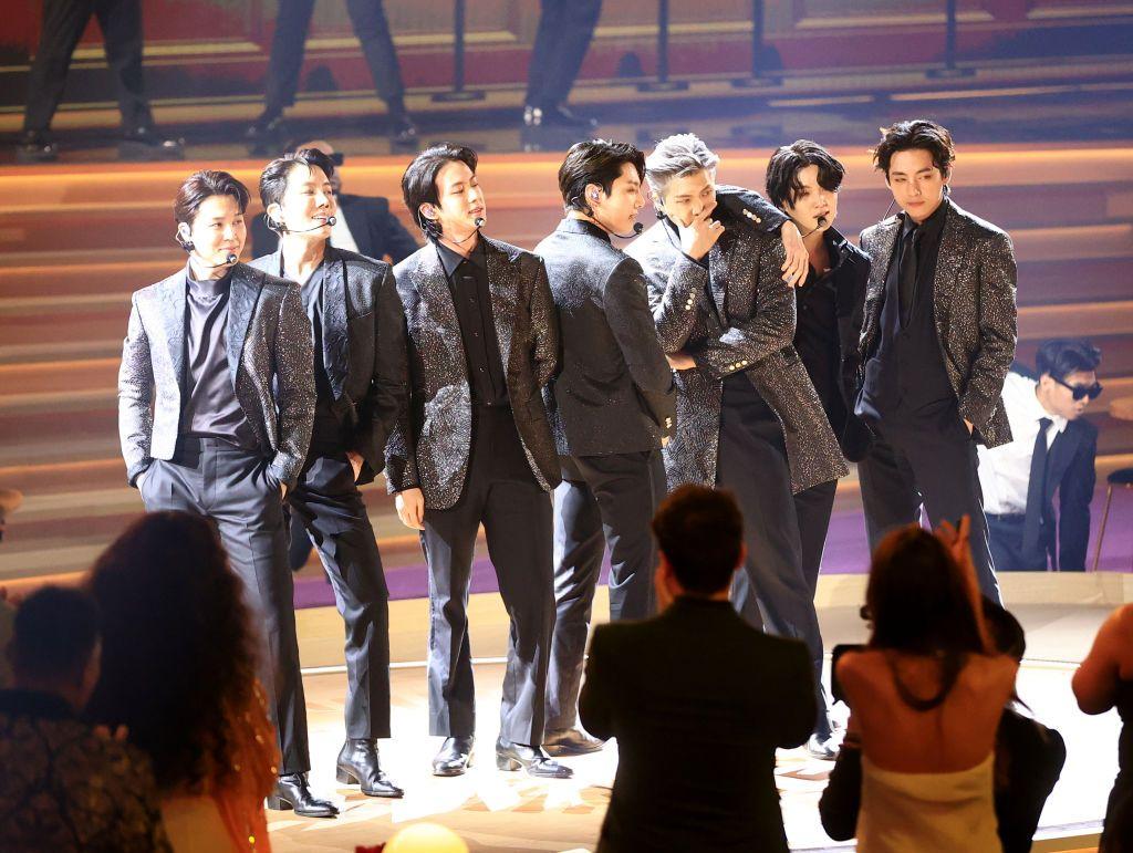 2022년 4월 3일 네바다주 라스베이거스의 MGM 그랜드 가든 아레나에서 열린 제64회 그래미 어워드에서 방탄소년단(BTS)이 무대 위 공연을 펼치고 있다