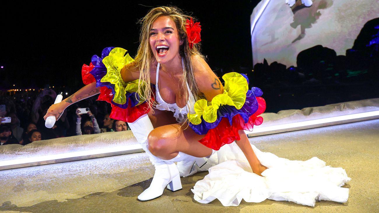 Karol G cantando en Coachella 2026 vestida con los colores de la bandera de Colombia.