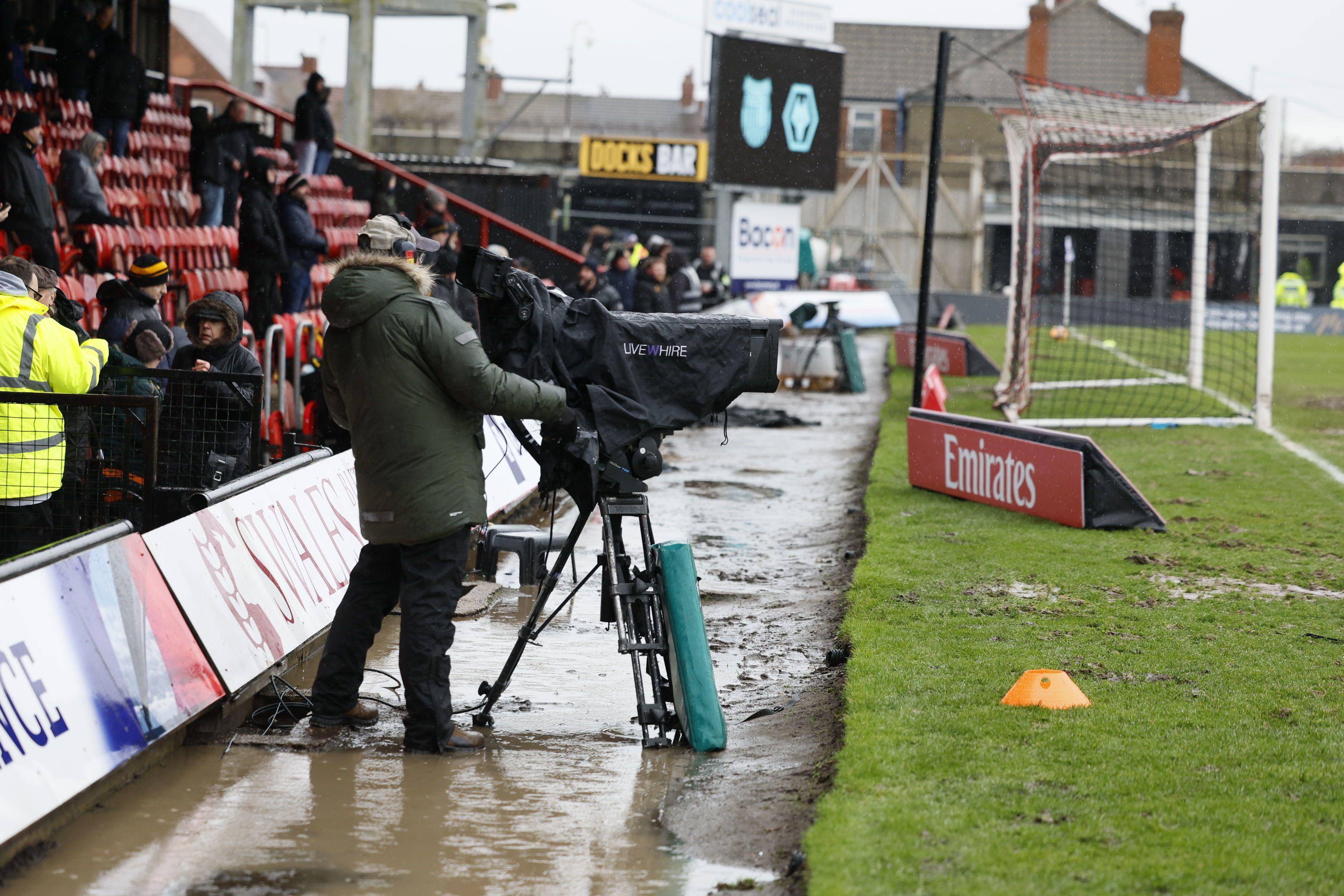 kamerman na utakmici grimzbi taun - vulverhempton