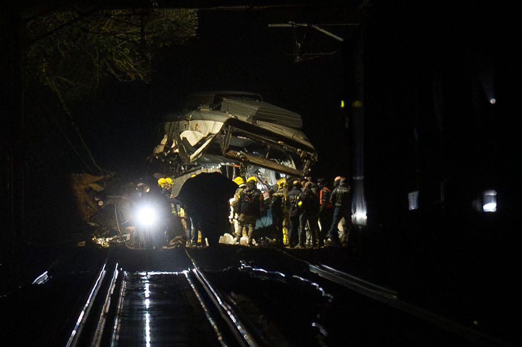 Los servicios de emergencia anunciaron que habían evacuado a todos los pasajeros del tren.
