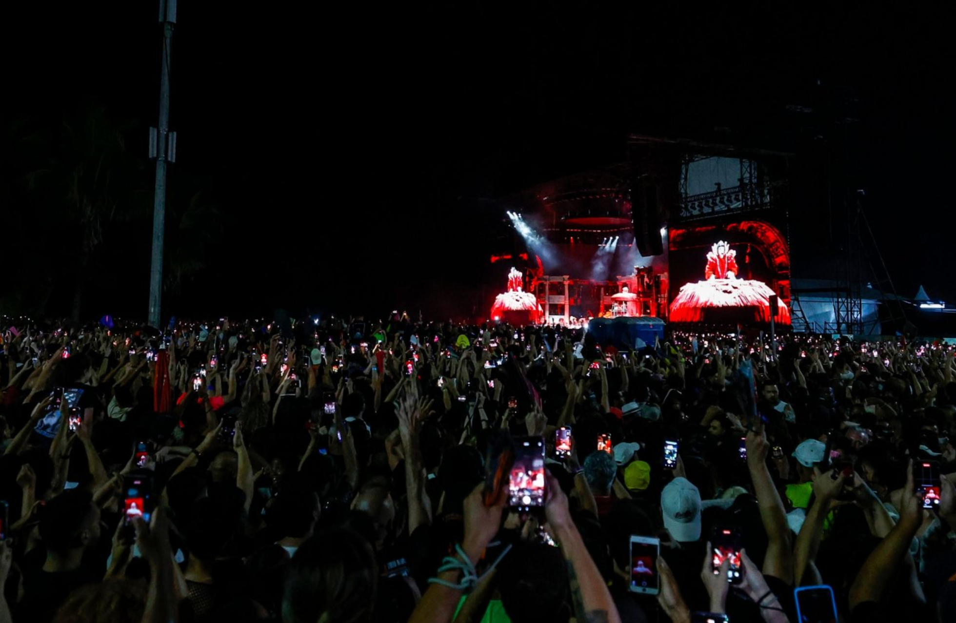 Público assiste ao show da cantora, com celulares nas mãos 