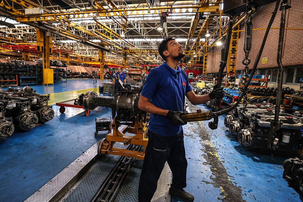 Trabajador de ensambladora de autos en Irán