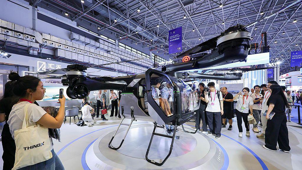 小鵬汽車研發的「陸地航空母艦」飛行汽車正在展出