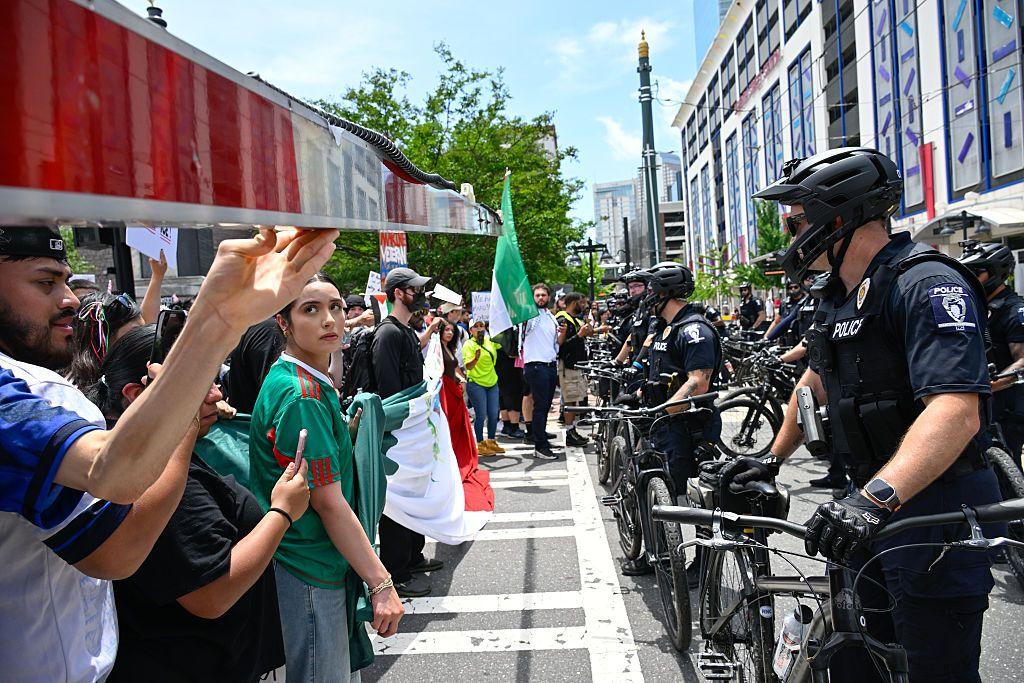 Miles de manifestantes inundan las calles de Charlotte, Carolina del Norte, en el Día de la Bandera, que también marca el 250 aniversario de los Estados Unidos. El Ejército protestará contra el expresidente Donald Trump