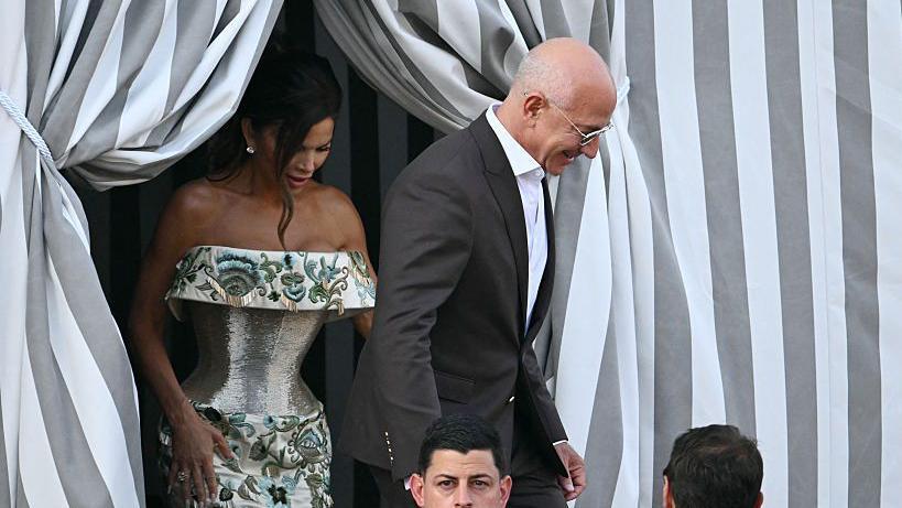 Sánchez con Bezos este jueves en Venecia.