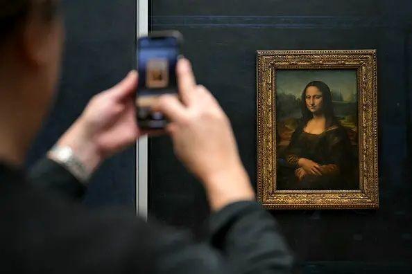 سرقة "مجوهرات" من متحف اللوفر الشهير خلال 7 دقائق فقط، فما القصة؟ 2 عرض لوحة الموناليزا الشهيرة لليوناردو دافنشي داخل متحف اللوفر