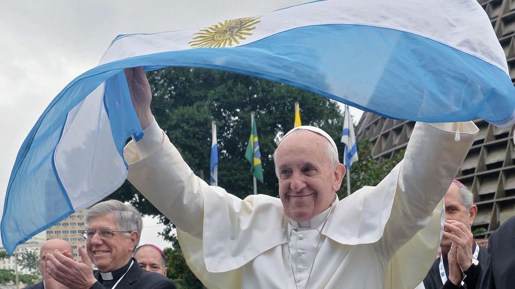 El papa Francisco con una bandera argentina