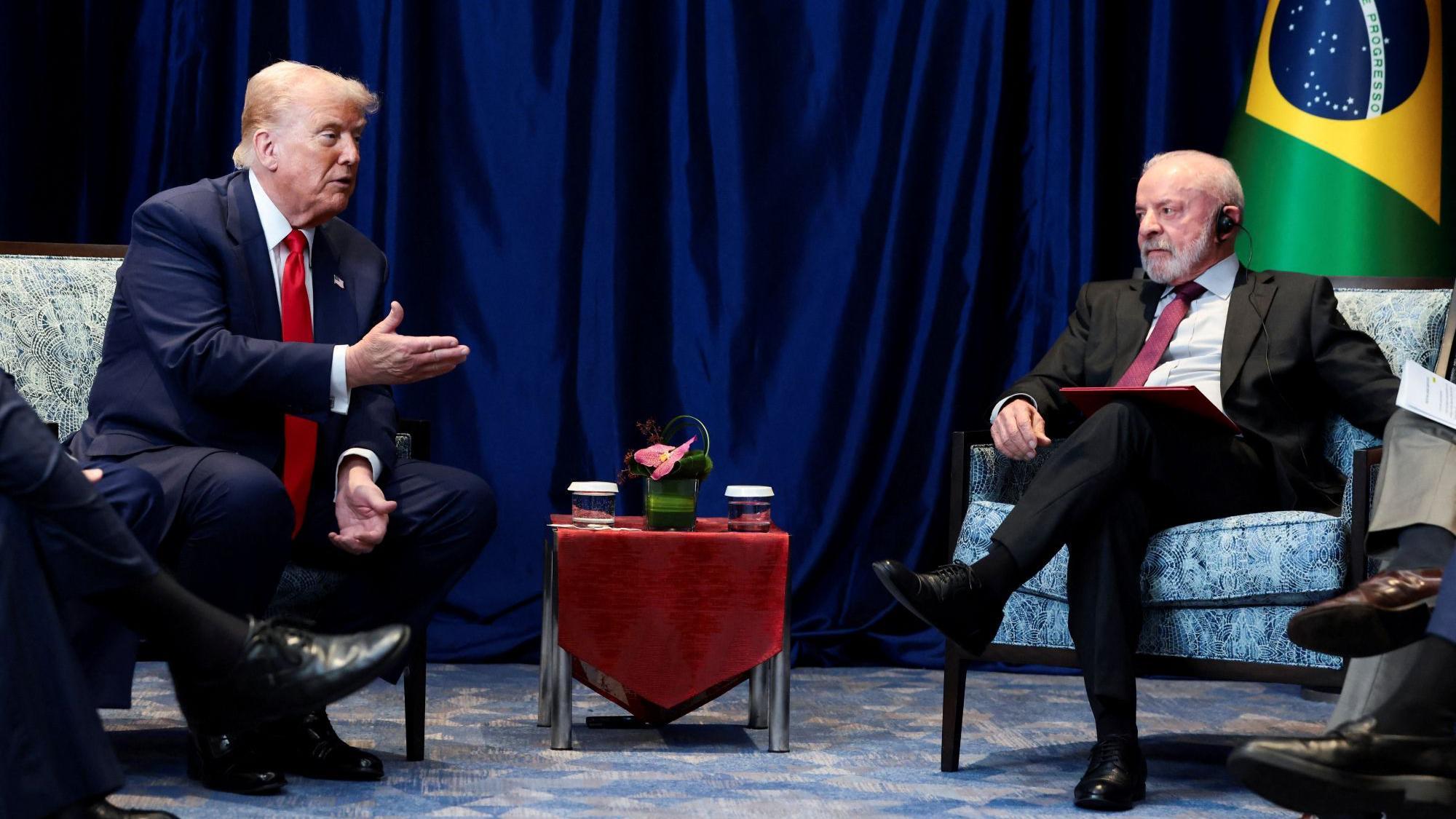 Donald Trump e Lula em encontro na Mal&aacute;sia, em outubro de 2025