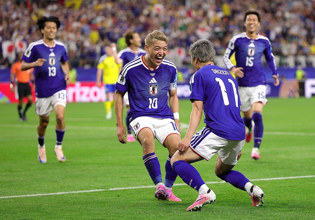 Sele&ccedil;&atilde;o japonesa ap&oacute;s gol contra a Su&eacute;cia em junho de 2026, na Copa do Mundo