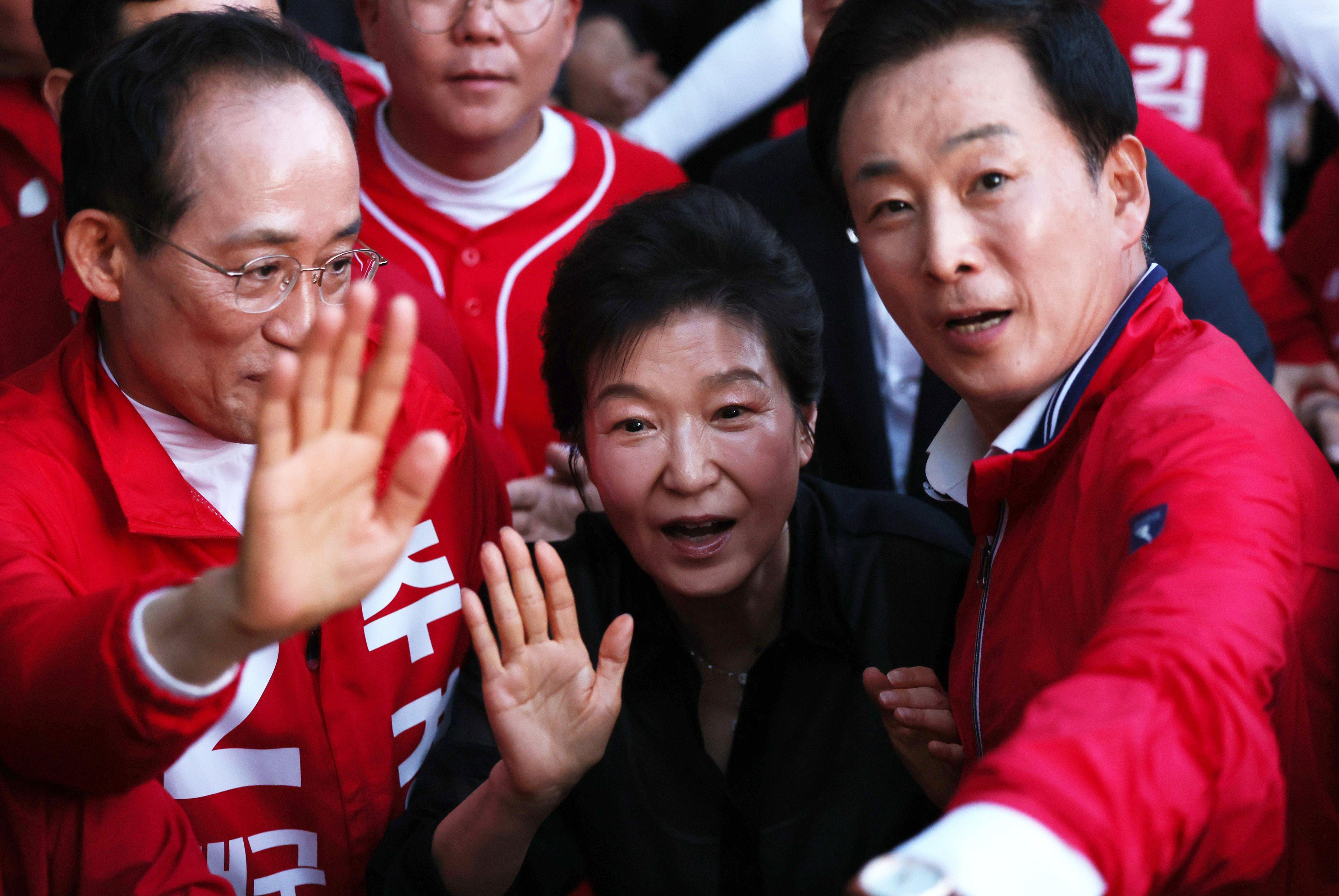 박근혜 전 대통령이 31일 오후 추경호 국민의힘 대구시장 후보, 유영하 국민의힘 의원과 함께 대구 수성못을 찾아 시민과 인사 나누고 있다