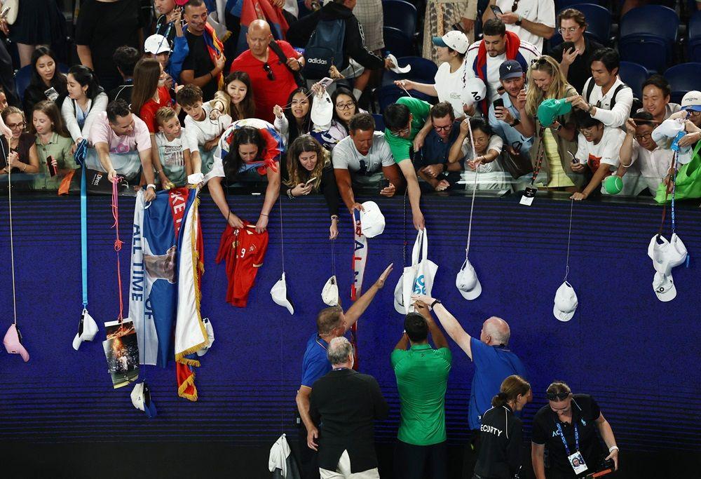 đoković potpisuje autograme navijačima