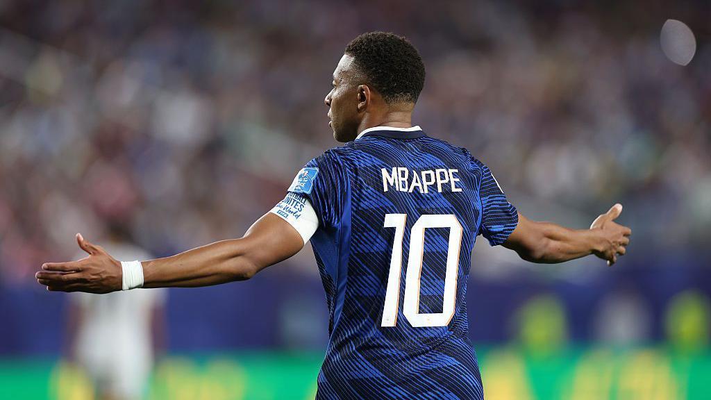 Mbappé con la camiseta de Francia y el número 10 en la espalda