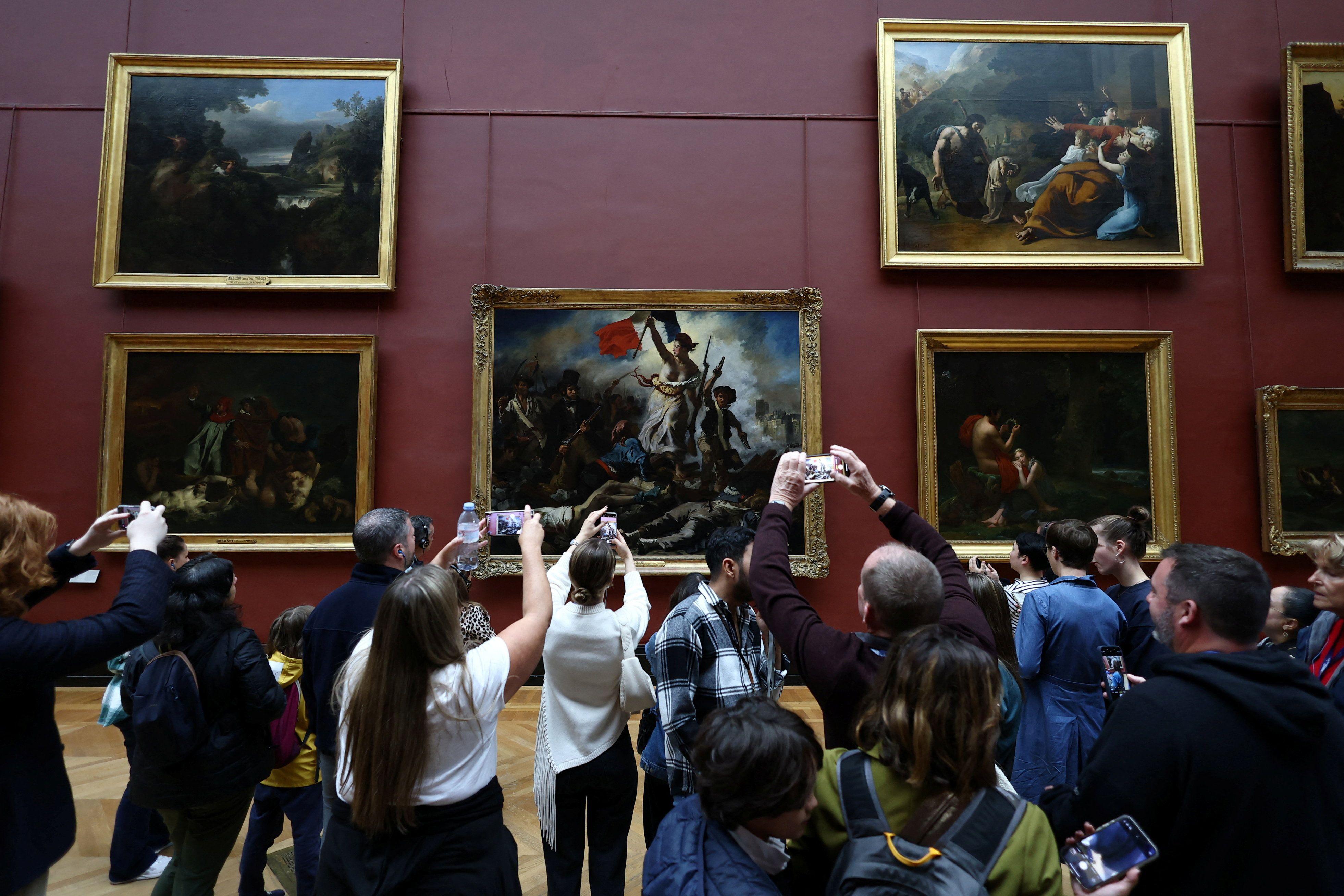 muzej luvr, posetioci u muzeju luvr