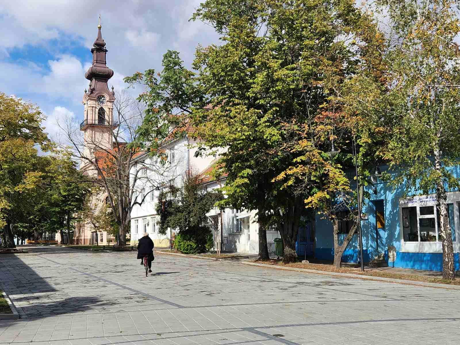 Centar u Bačkom Petrovcu, žena vozi bicikl