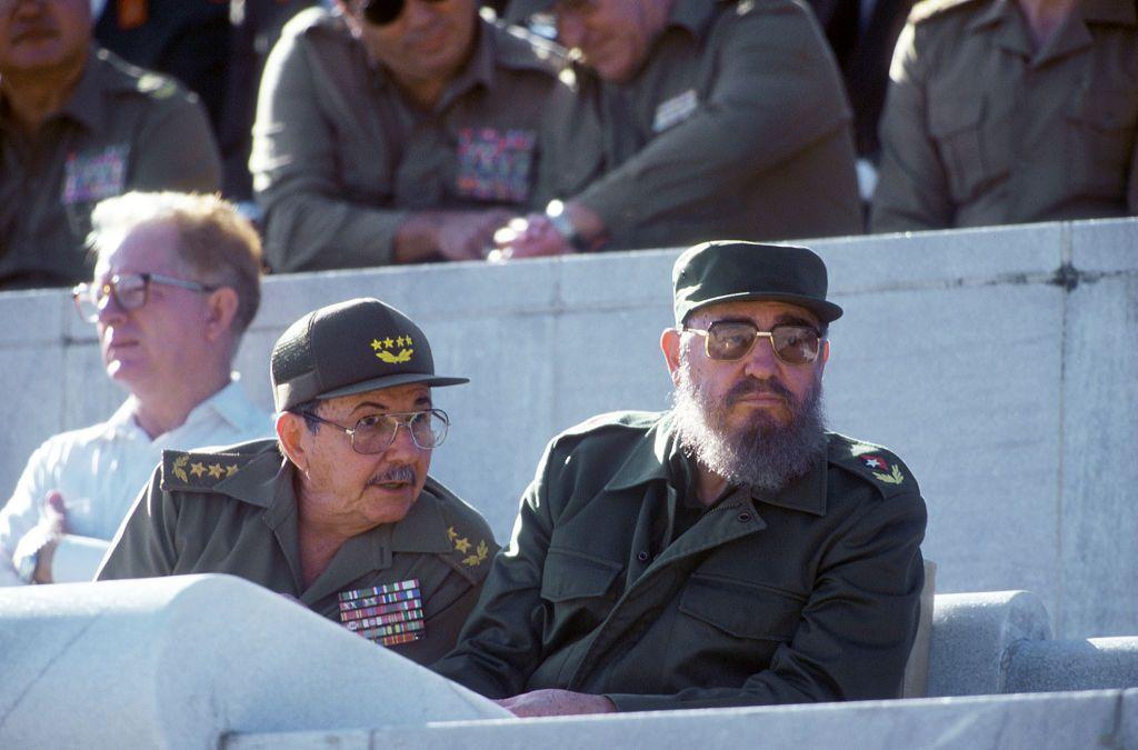 Raúl Castro junto a Fidel Castro
